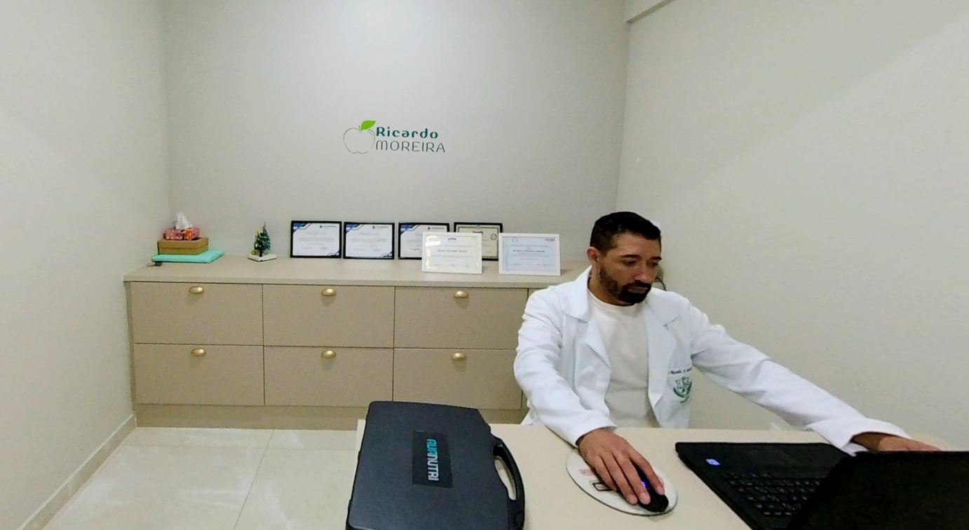 Ricardo Moreira em atendimento no consultório, analisando a estratégia de acompanhamento