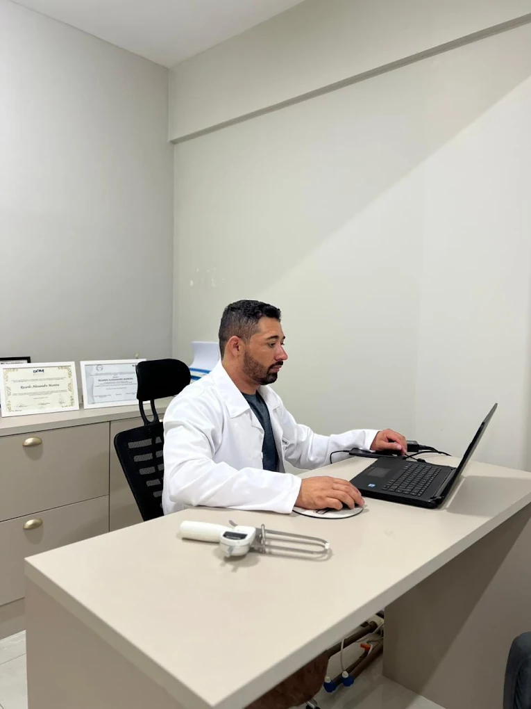 Ricardo Moreira, nutricionista esportivo, atendendo em seu consultório em Curitiba